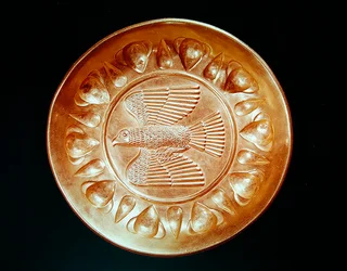 Teller graviert mit Adler mit ausgebreiteten Flügeln